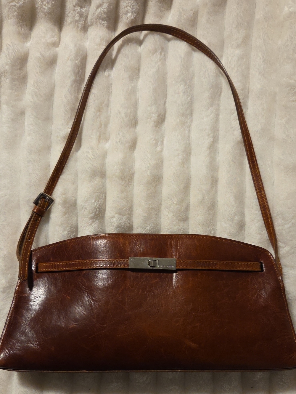 Elegant Brown Leather Shoulder Bag with Subtle Metal Accent